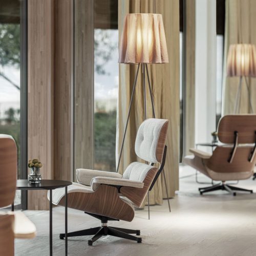 Eames lounge chair lobby hotel et restaurant