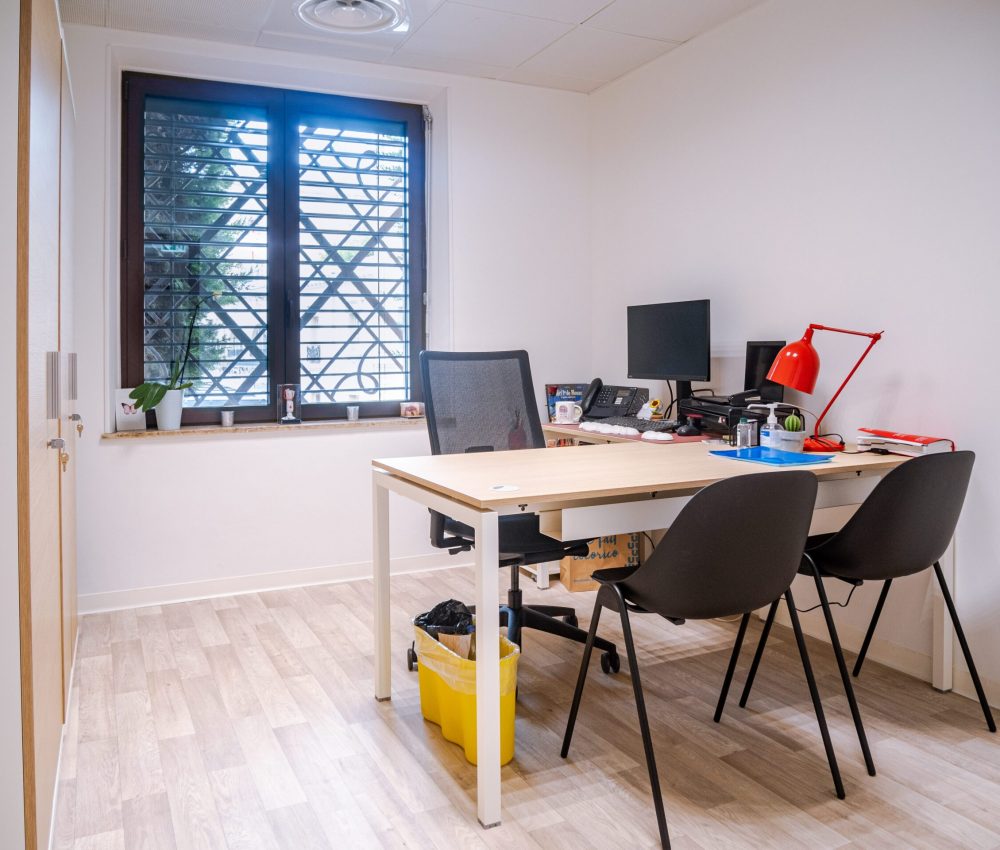 Mobilier de bureau aménagé pour la croix rouge à Monaco